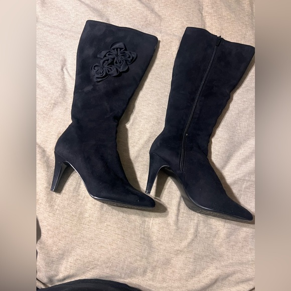 Velvet heart suede flower heeled boots - Picture 2 of 4